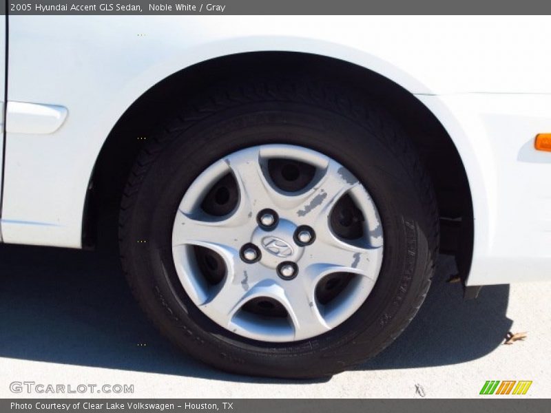 Noble White / Gray 2005 Hyundai Accent GLS Sedan