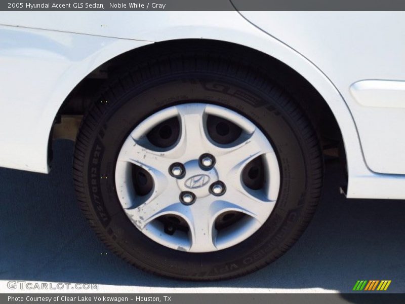 Noble White / Gray 2005 Hyundai Accent GLS Sedan