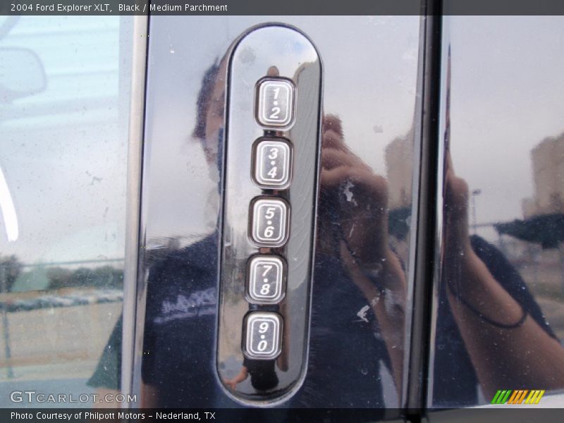 Black / Medium Parchment 2004 Ford Explorer XLT