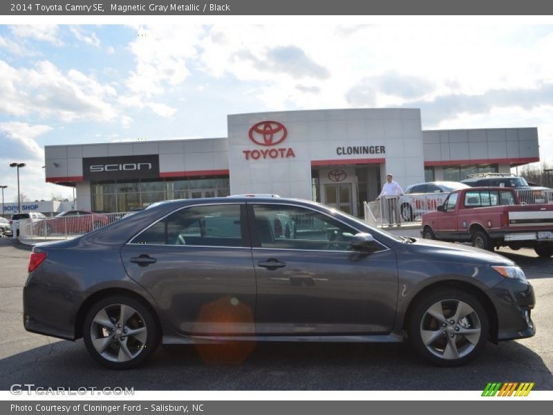 Magnetic Gray Metallic / Black 2014 Toyota Camry SE