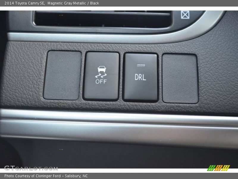 Magnetic Gray Metallic / Black 2014 Toyota Camry SE