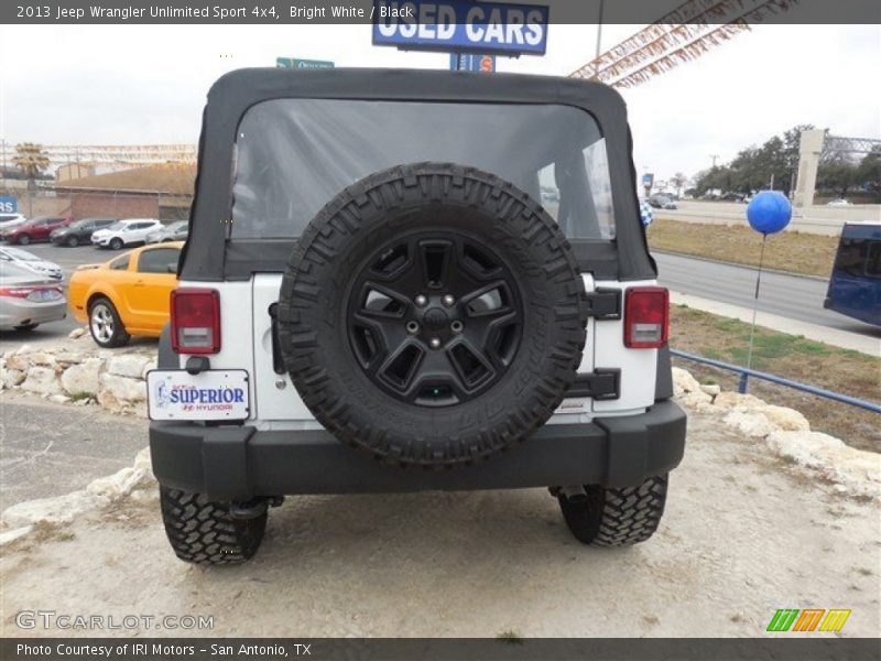 Bright White / Black 2013 Jeep Wrangler Unlimited Sport 4x4