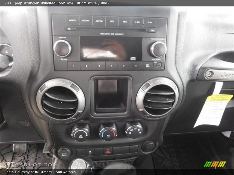 Bright White / Black 2013 Jeep Wrangler Unlimited Sport 4x4