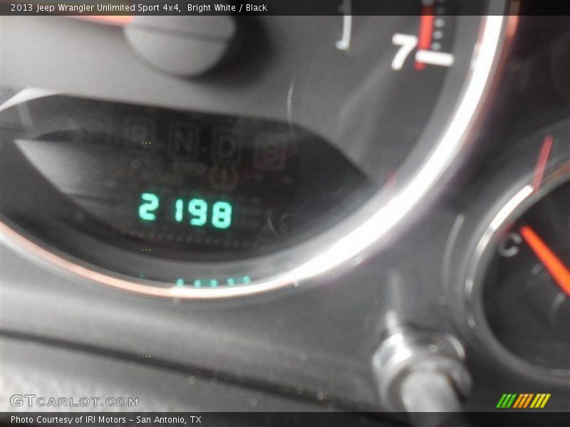Bright White / Black 2013 Jeep Wrangler Unlimited Sport 4x4