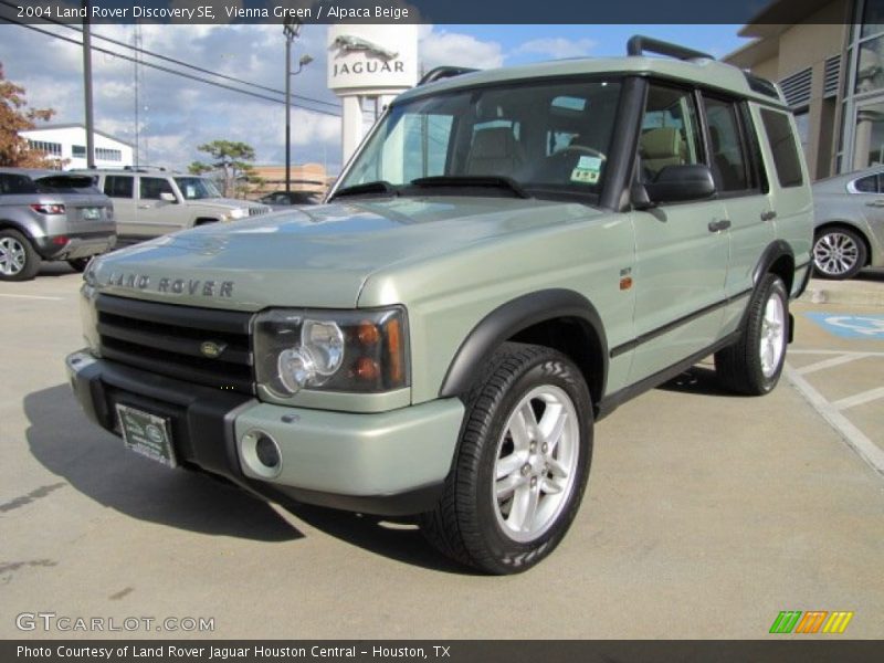 Front 3/4 View of 2004 Discovery SE