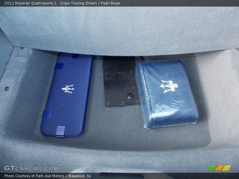 Grigio Touring (Silver) / Pearl Beige 2011 Maserati Quattroporte S