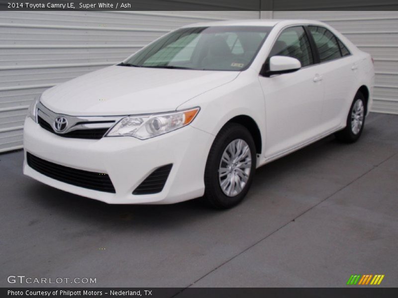 Front 3/4 View of 2014 Camry LE