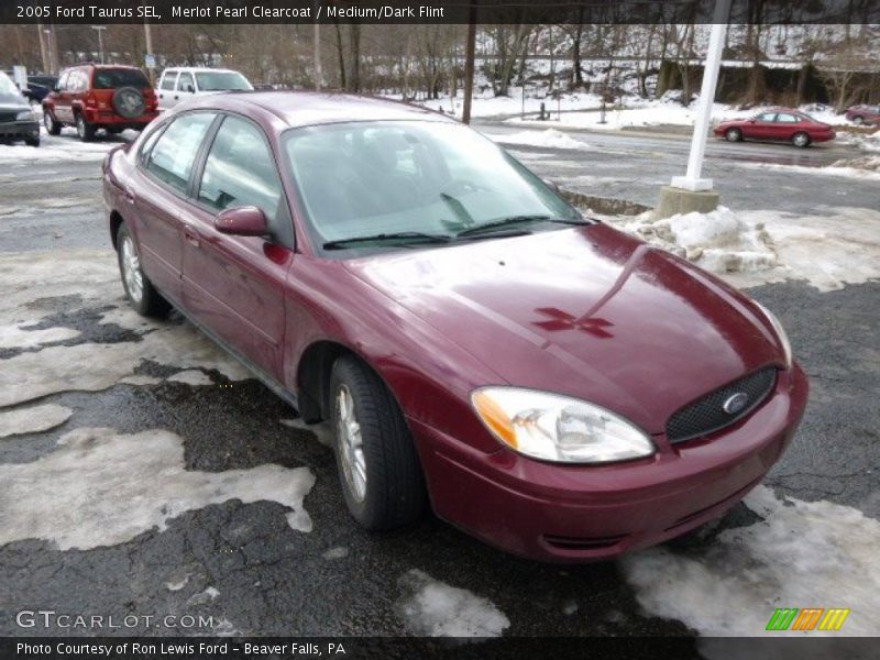 Front 3/4 View of 2005 Taurus SEL
