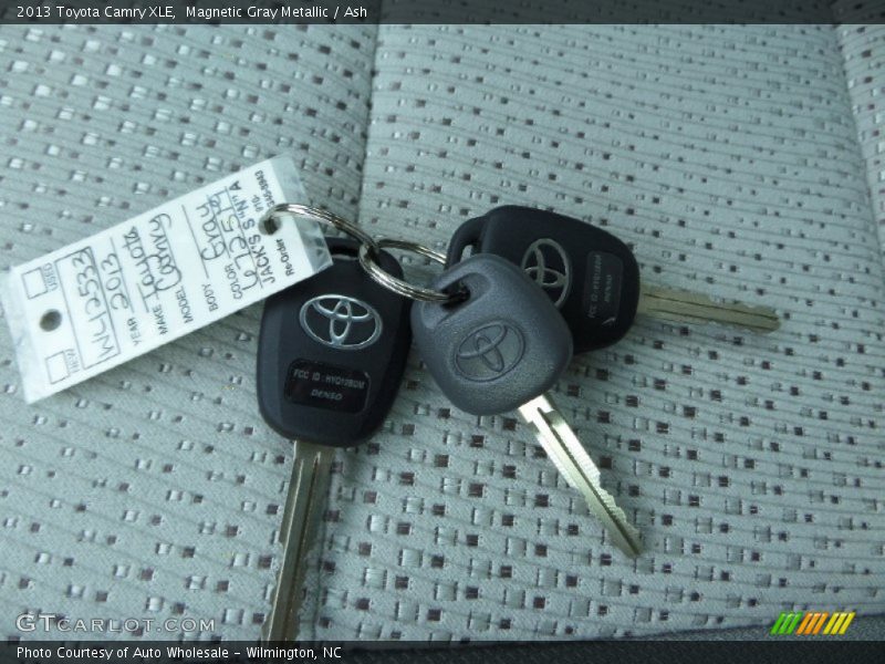 Magnetic Gray Metallic / Ash 2013 Toyota Camry XLE