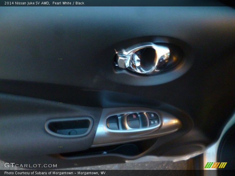 Pearl White / Black 2014 Nissan Juke SV AWD