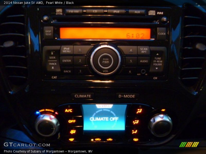 Pearl White / Black 2014 Nissan Juke SV AWD