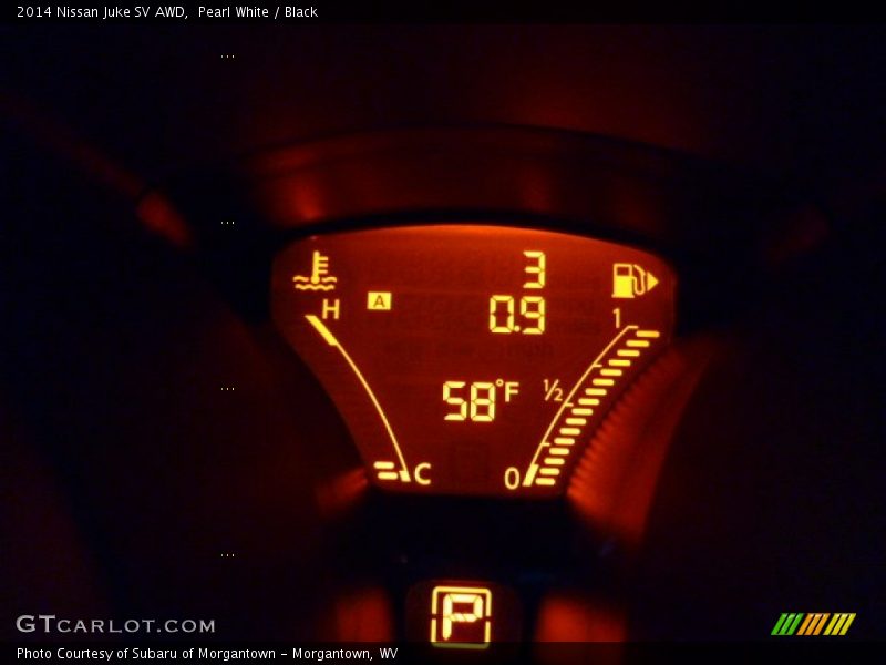 Pearl White / Black 2014 Nissan Juke SV AWD