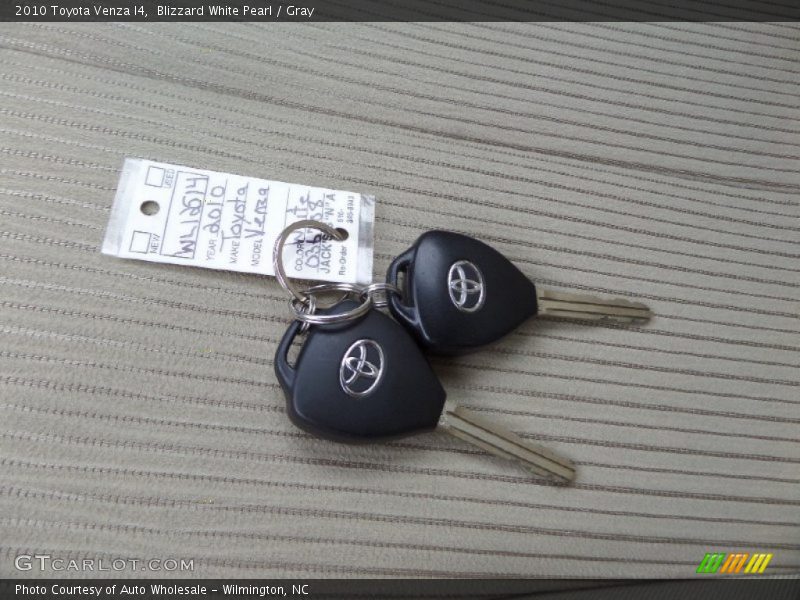 Blizzard White Pearl / Gray 2010 Toyota Venza I4