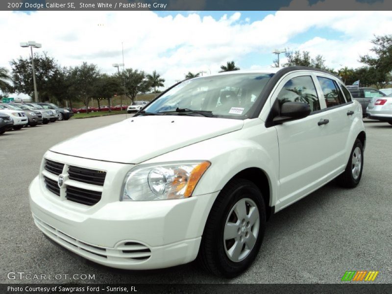 Front 3/4 View of 2007 Caliber SE