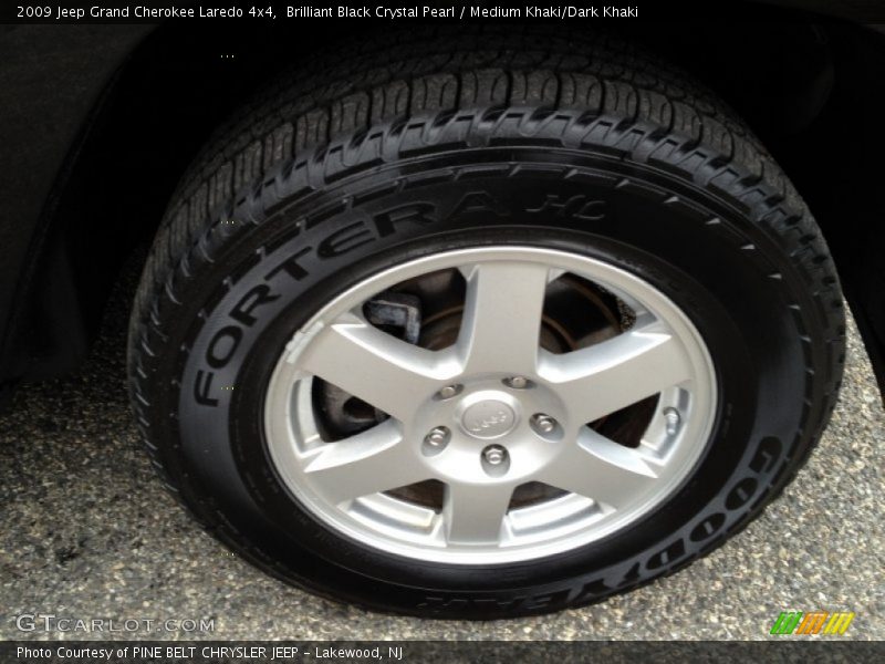 Brilliant Black Crystal Pearl / Medium Khaki/Dark Khaki 2009 Jeep Grand Cherokee Laredo 4x4
