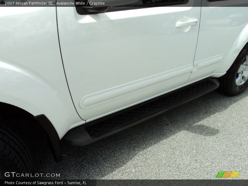 Avalanche White / Graphite 2007 Nissan Pathfinder SE