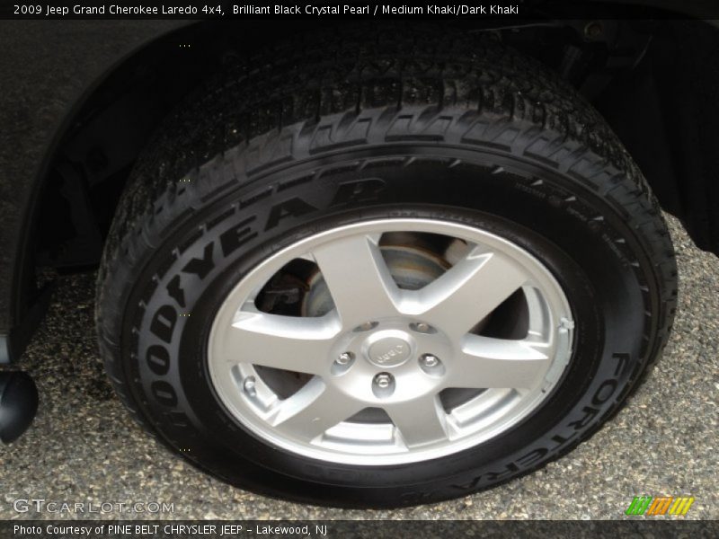 Brilliant Black Crystal Pearl / Medium Khaki/Dark Khaki 2009 Jeep Grand Cherokee Laredo 4x4