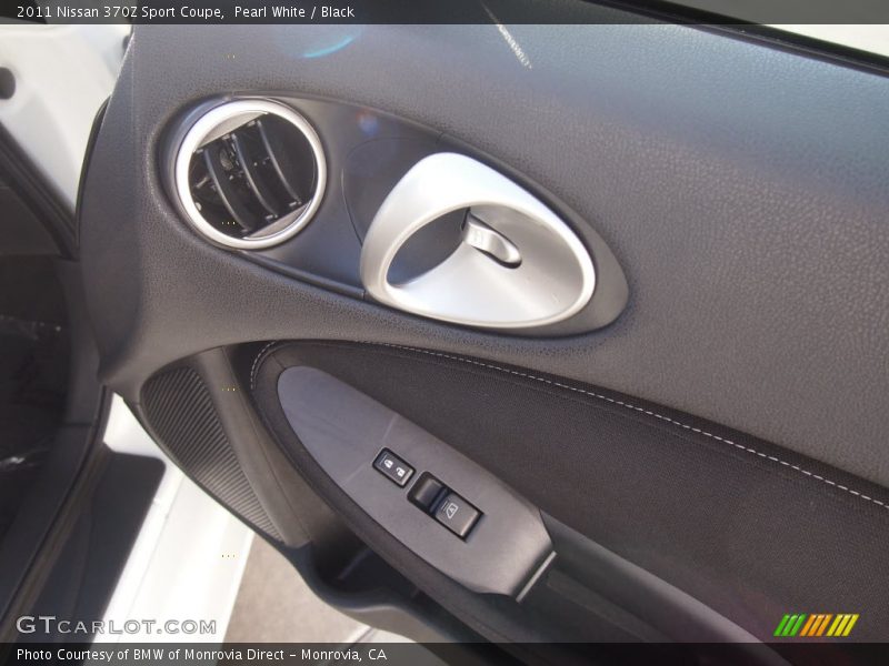 Pearl White / Black 2011 Nissan 370Z Sport Coupe