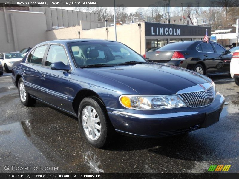 Front 3/4 View of 2002 Continental 