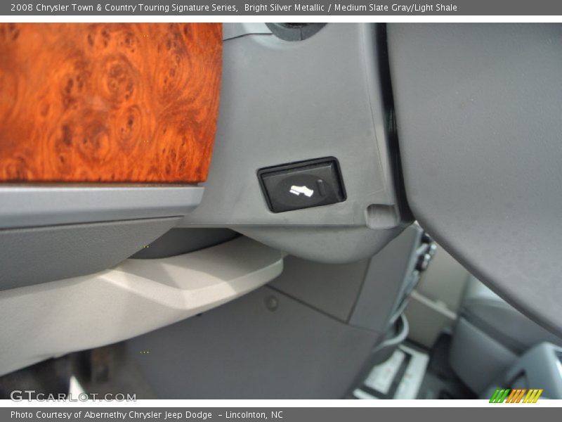 Bright Silver Metallic / Medium Slate Gray/Light Shale 2008 Chrysler Town & Country Touring Signature Series
