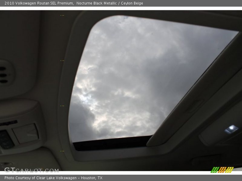 Nocturne Black Metallic / Ceylon Beige 2010 Volkswagen Routan SEL Premium