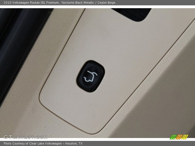 Nocturne Black Metallic / Ceylon Beige 2010 Volkswagen Routan SEL Premium