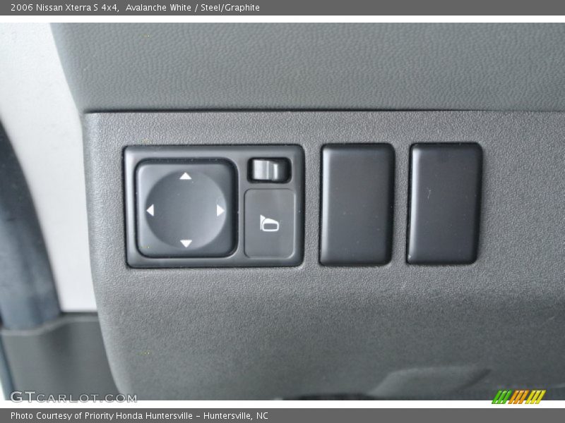 Avalanche White / Steel/Graphite 2006 Nissan Xterra S 4x4