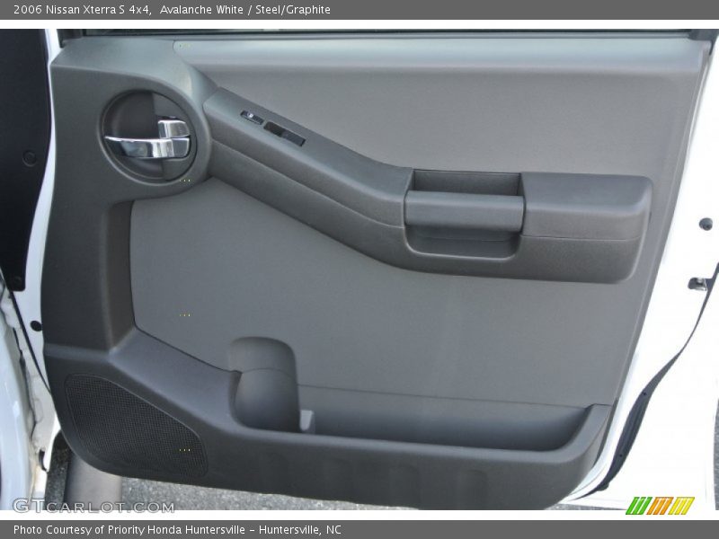 Avalanche White / Steel/Graphite 2006 Nissan Xterra S 4x4