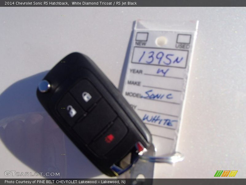 White Diamond Tricoat / RS Jet Black 2014 Chevrolet Sonic RS Hatchback