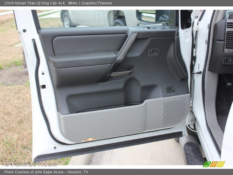 White / Graphite/Titanium 2004 Nissan Titan LE King Cab 4x4