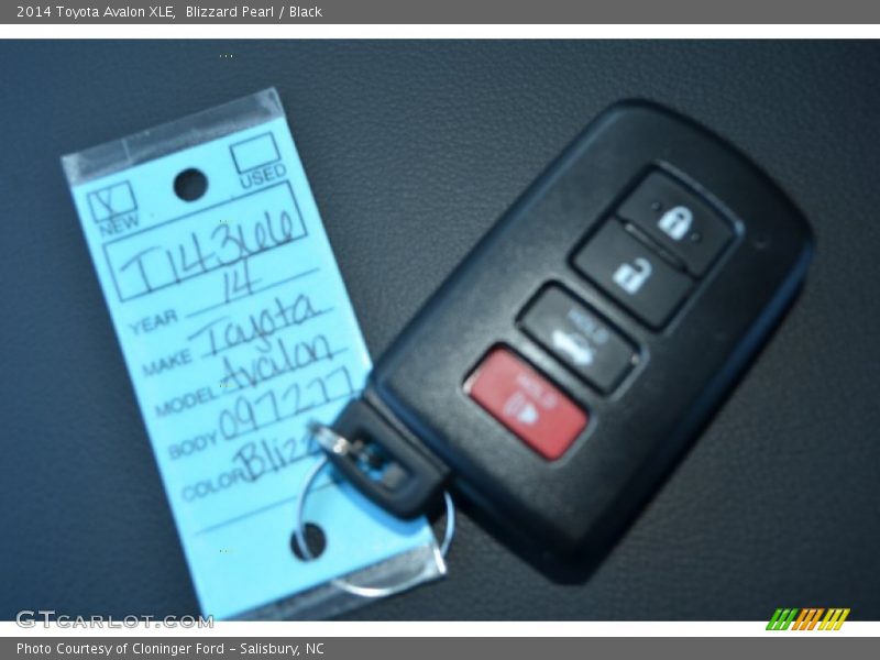 Blizzard Pearl / Black 2014 Toyota Avalon XLE