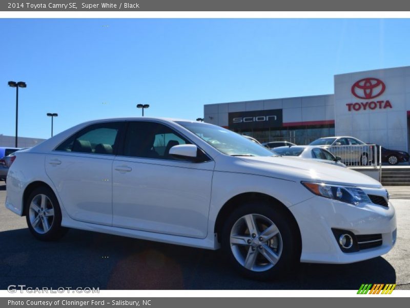 Super White / Black 2014 Toyota Camry SE