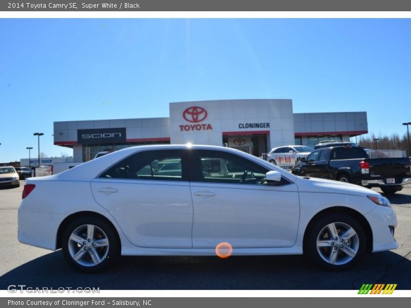 Super White / Black 2014 Toyota Camry SE