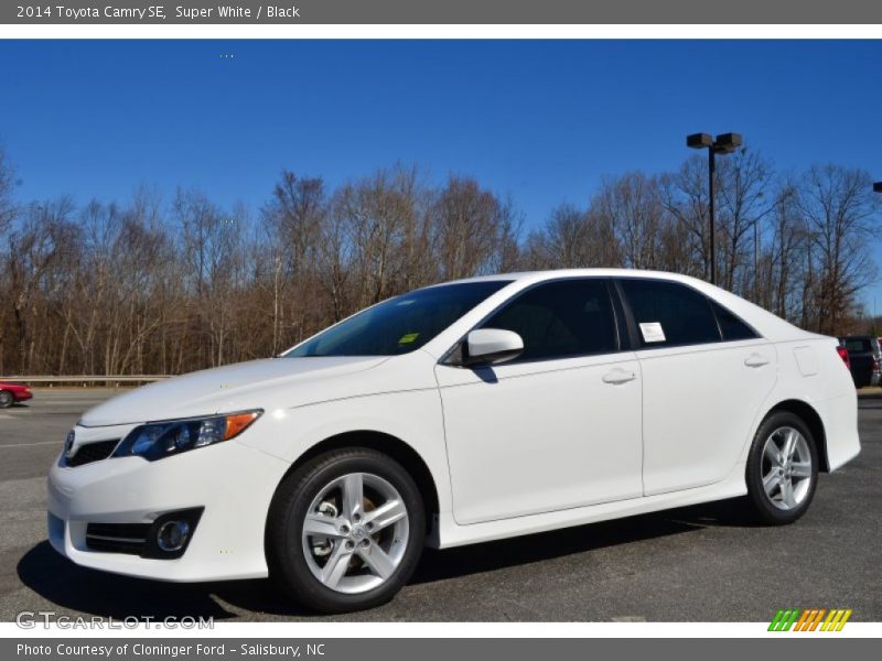 Super White / Black 2014 Toyota Camry SE
