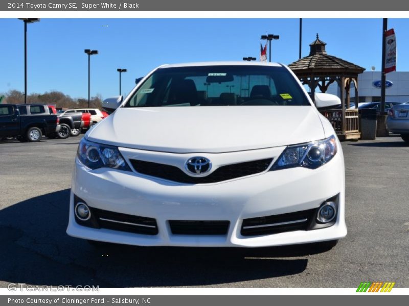 Super White / Black 2014 Toyota Camry SE