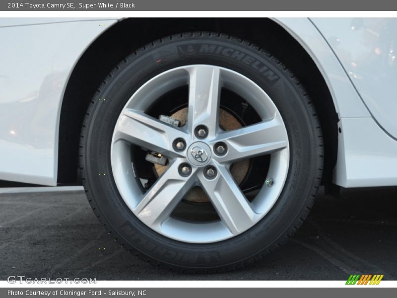 Super White / Black 2014 Toyota Camry SE