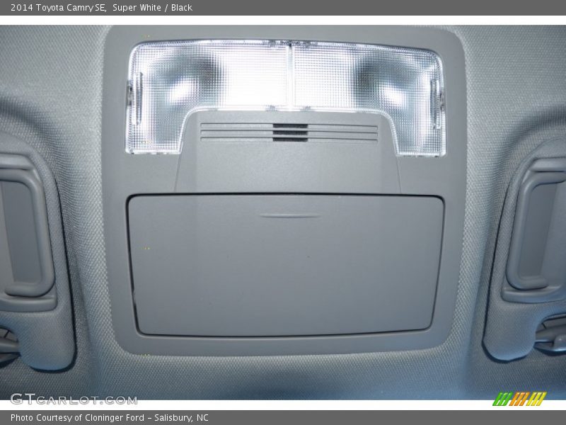 Super White / Black 2014 Toyota Camry SE