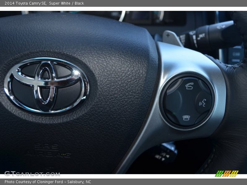 Super White / Black 2014 Toyota Camry SE