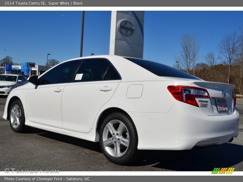 Super White / Black 2014 Toyota Camry SE