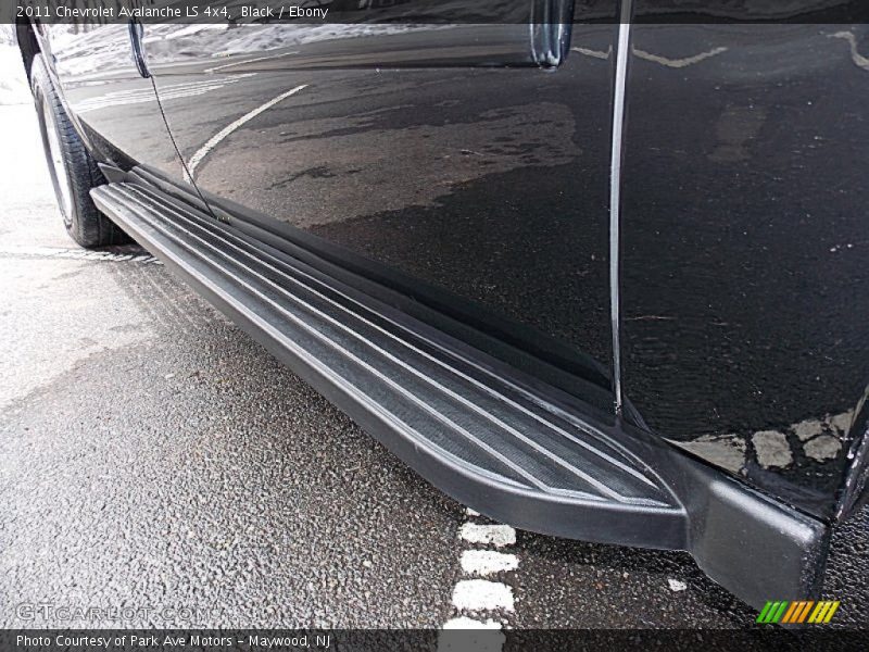 Black / Ebony 2011 Chevrolet Avalanche LS 4x4