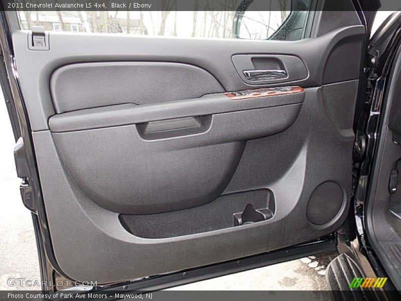 Black / Ebony 2011 Chevrolet Avalanche LS 4x4