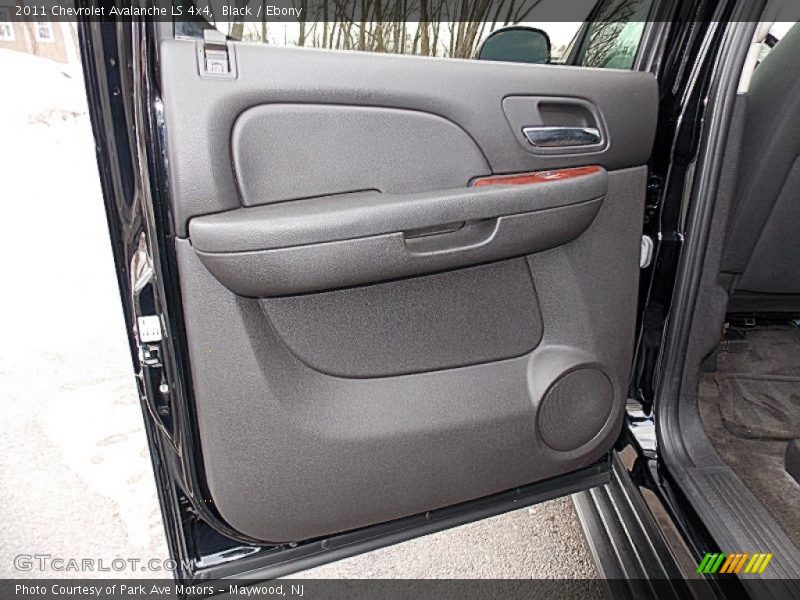 Black / Ebony 2011 Chevrolet Avalanche LS 4x4