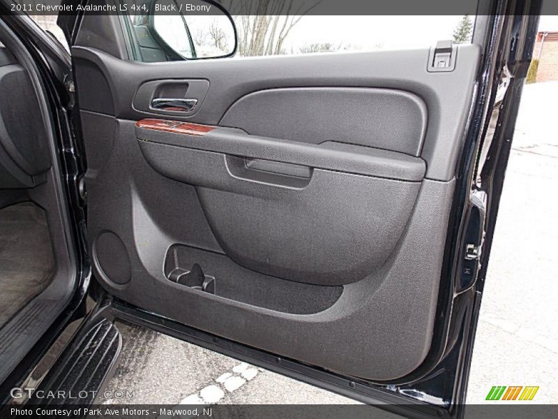 Black / Ebony 2011 Chevrolet Avalanche LS 4x4