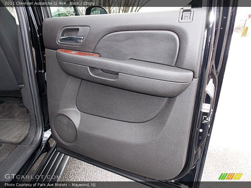 Black / Ebony 2011 Chevrolet Avalanche LS 4x4