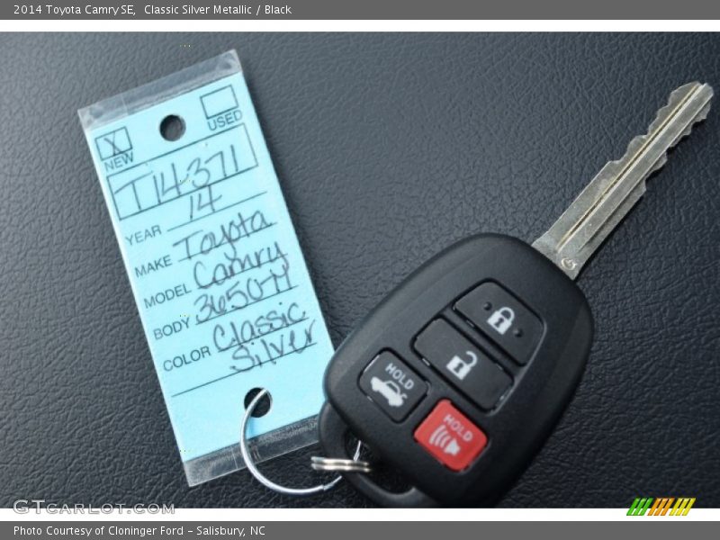 Classic Silver Metallic / Black 2014 Toyota Camry SE