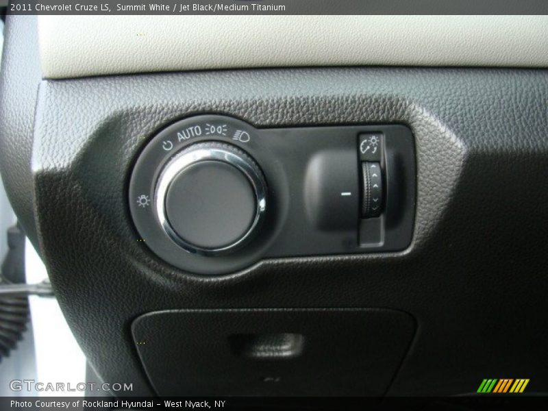 Summit White / Jet Black/Medium Titanium 2011 Chevrolet Cruze LS