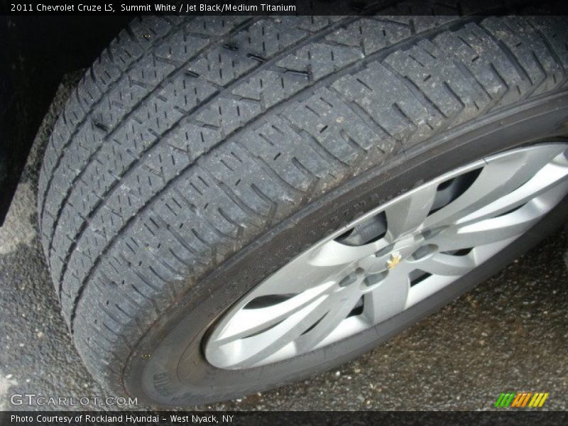 Summit White / Jet Black/Medium Titanium 2011 Chevrolet Cruze LS