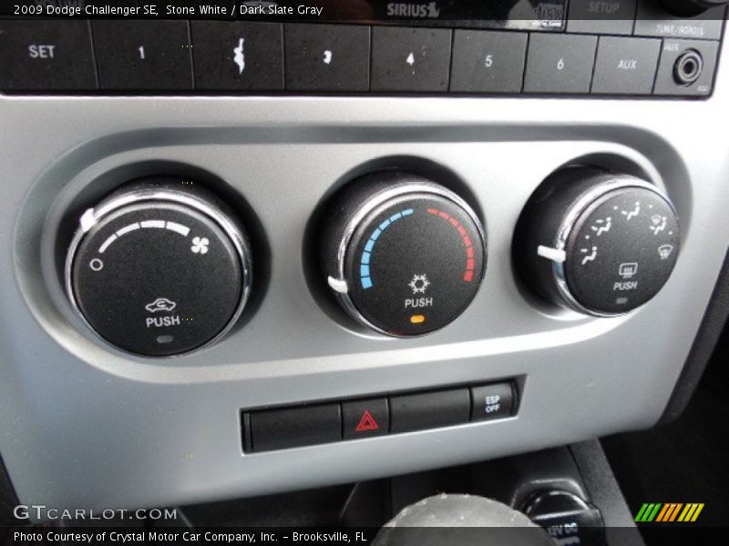 Stone White / Dark Slate Gray 2009 Dodge Challenger SE