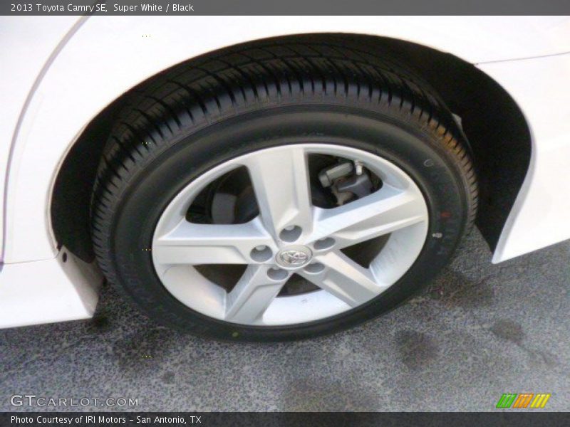 Super White / Black 2013 Toyota Camry SE