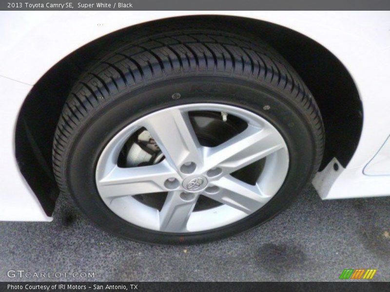 Super White / Black 2013 Toyota Camry SE